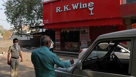 अरे... दारूच्या धंद्यात चक्क  "पीआय'चे हात "ओले' 