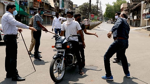 संचारबंदी झुगारणाऱ्यांना लाठ्यांचा प्रसाद 