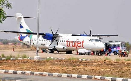 विमानतळावर स्फोटक असल्याचा संकेत मीळताच धावपळ 