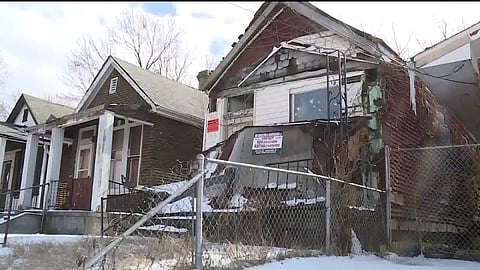 जीर्ण घर 