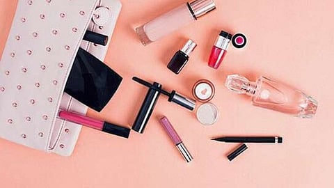 minimum of makeup products with you during the trip just keep these three things with you tips marathi news