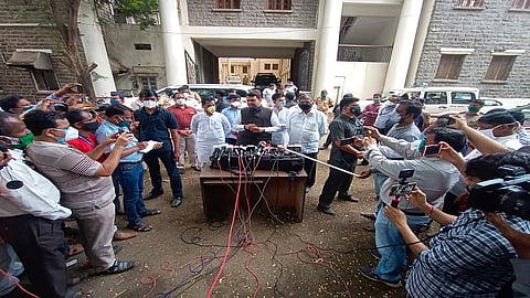 background of  covid 19  Former Chief Minister Devendra Fadnavis visits kolhapur CPR Hospital