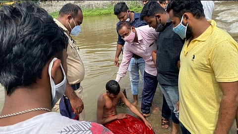 कऱ्हेच्या पुरात अडकलेल्या सख्ख्या भावांना मिळालं जीवदान