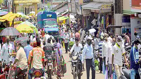 After The Announcement Of Janata Curfew, There Was A Rush In Gadhinglaj For Shopping Kolhapur