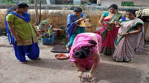 गौराई आली सोन्याच्या पावलांनी गं!