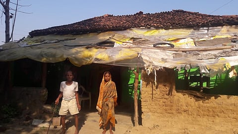 सालेकसा : पडक्‍या घराशेजारी उपस्थित नंदलाल परसमोडे.