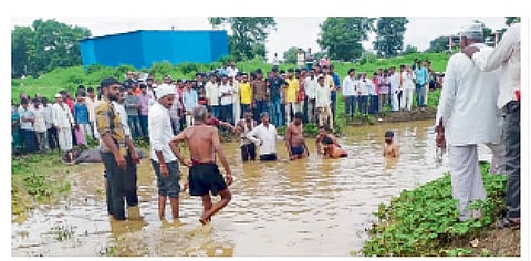 कोठाकोळी (ता. भोकरदन) : गावालगतच्या तलावाच्या परिसरात ग्रामस्थांनी केलेली गर्दी. 