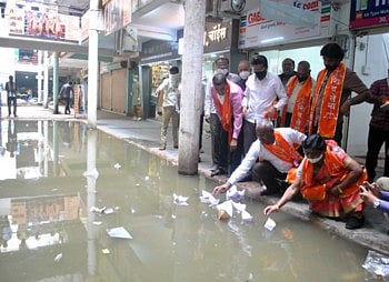 शिवसेनेचे अनोखे आंदोलन; साचलेल्या पाण्यात कागदी बोटी सोडून सत्ताधारी भाजपचा निषेध  