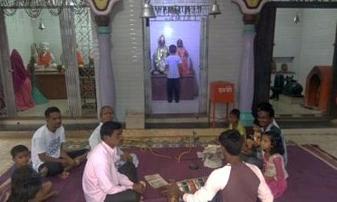 आरमोरी : काकड आरतीत मग्न गावातील नागरिक.