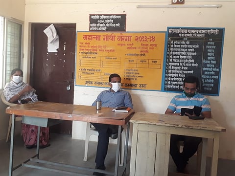 कामठी  : ग्रामस्थांची समजूत घालताना अधिकारी. 