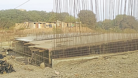 सासवड येथे कऱ्हा नदीवरील दशक्रिया घाटाजवळील पुलाचे काम संथ गतीने 