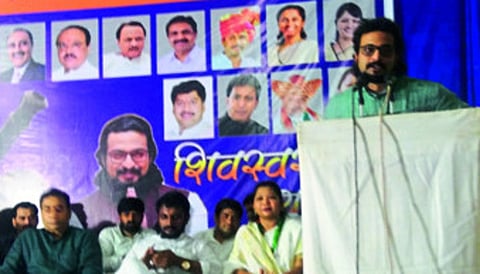 गडचिरोली : येथील सभेत मार्गदर्शन करताना खासदार डॉ. अमोल कोल्हे.