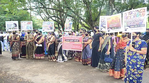 women employees of Umed Mahila Abhiyan protested at the District Collector Office and submitted a statement to the district administration