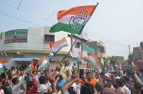 परभणी ः प्रभाग चौदा ‘अ’ च्या पोटनिवडणूकीत कॉँग्रेसच्या खान शहेनाजबी विजयी झाल्यानंतर त्यांच्या समर्थकांनी जल्लोष केला.