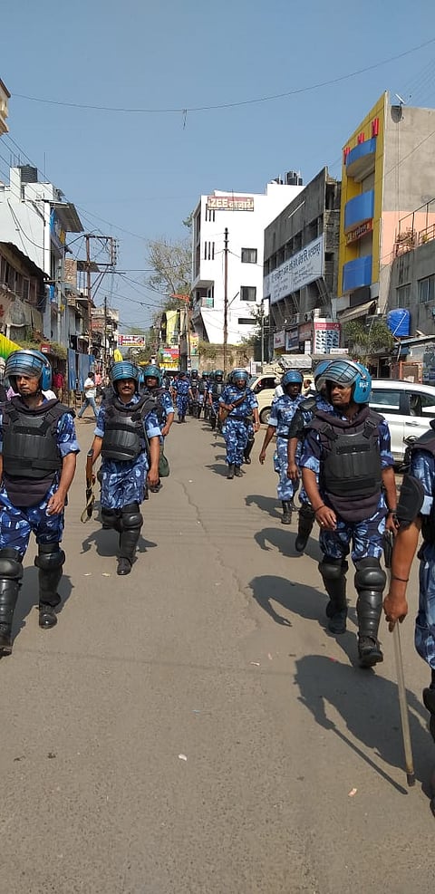  औरंगाबाद ः सत्तासंर्घषाच्या पार्श्‍वभूमीवर राज्यात सोमवारी बंदोबस्त वाढविण्यात आला. शहरात शक्तीप्रदर्शन करताना रॅपीड ऍक्‍शन फोर्सचे जवान.