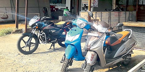 विक्रीसाठी आणलेल्या माेटारसायकल.