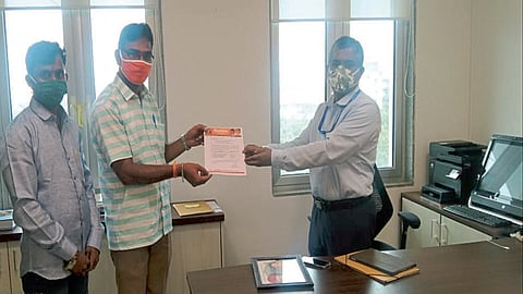 सावित्रीबाई फुलेंच्या गावाला आठ कोटी द्या, सेनेची मुख्यमंत्र्यांकडे मागणी