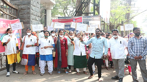 health workers protest kolhapur collector office