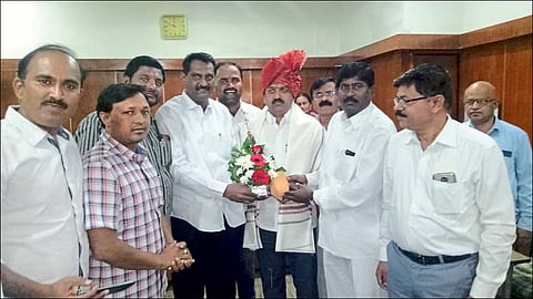 भवानीनगर (ता. इंदापूर) ः छत्रपती कारखान्याच्या अध्यक्षपदी निवड झाल्यानंतर प्रदीप निंबाळकर यांचा सत्कार करताना (उजवीकडून चौथे) राष्ट्रवादीचे बारामती तालुकाध्यक्ष संभाजी होळकर व (उजवीकडून दुसरे) उपाध्यक्ष बाळासाहेब पाटील.