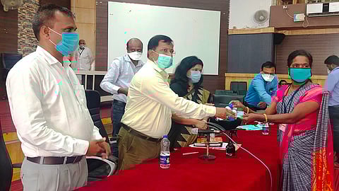 नांदेड - जिल्हा परिषदेत ‘माझे कुटुंब, माझी जबाबदारी’ मोहिमेसंदर्भात बुधवारी कार्यशाळा घेण्यात आली.