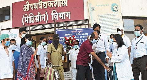 कोरोनामुक्त रूग्णाने पाय धरून मानले डाॅक्टरांचे आभार