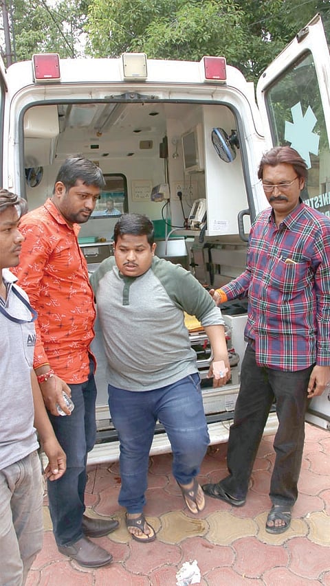 ऍम्बुलन्समधून मतदानासाठी आलेले शिवसेना नगरसेवक सिद्धांत शिरसाट