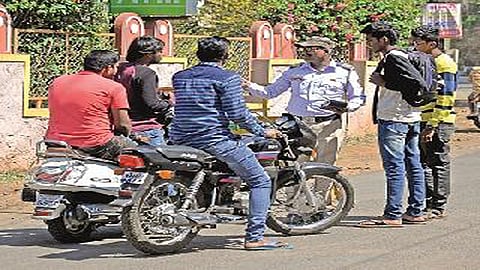 बनावट नंबरप्लेट वापरताय, सावधान! पोलिस आहेत मागावर