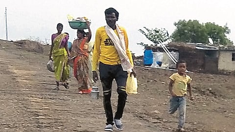 पिंपळगांव रेणूकाई : पाऊस पडताच शेतकरी बालगोपाळासह शेतात जाताना.