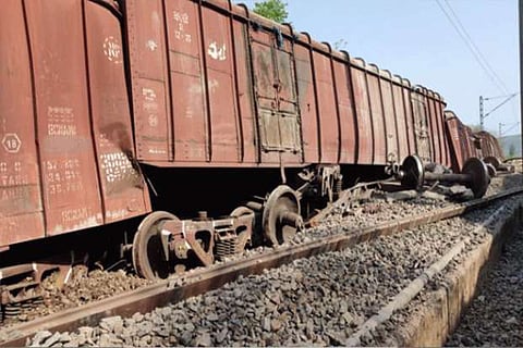 दौंड-मनमाड दरम्यान मालगाडीचे डब्बे घसरले; चार रेल्वे गाड्या रद्द