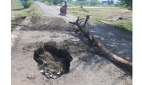 आंबेगाव तालुक्यातील जारकरवाडी-पारगाव रस्त्यावरील पुलाला भगदाड