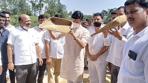 samarjeet ghatge discussion to farmers in kolhapur