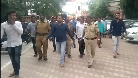 बेड्यांसह महापालिकेता आलेला सय्यद मतीन.