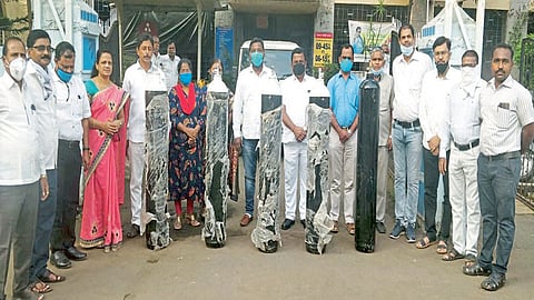 प्राथमिक शिक्षकांचे दातृत्व, आरोग्य केंद्रांना 'श्वास' देऊन सिध्द केले कर्तृत्व