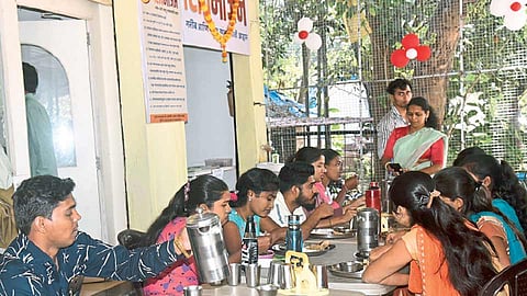 राजधानी मुंबई : अन्नासाठी दाहीदिशा... 