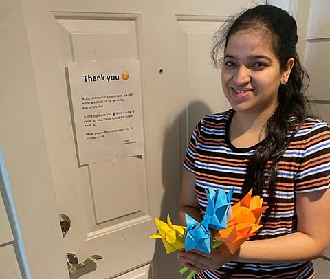 सीएटल (वॉशिंग्टन) : घराच्या प्रवेशद्वारावर 'ट्युलिप'ची फुले दाखविताना नागपूरची श्वेता कुळकर्णी.