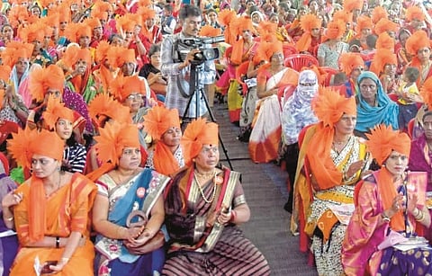 सिल्लोड ः शिवसेना महिला आघाडीतर्फे आयोजित "प्रथम ती' या महिला संमेलनात सहभागी शिवसेनेच्या कार्यकर्त्या. 