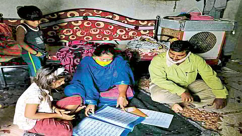 व्वा! मानलं बुवा.. माण तालुक्‍यात गटशिक्षणाधिकाऱ्यांकडून 'हसत खेळत' शिक्षण