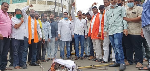 Block the way of Shiv Sainiks in Akola district to protest against the Karnataka government