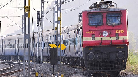 हुश्श.. ! पनवेलहून मडगावच्या दिशेने ट्रेन जाण्याचा मार्ग मोकळा.. 