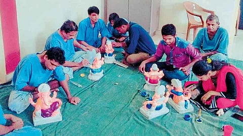 मनोरुग्णालयात गणेशमूर्ती साकारण्याचा मानसोपचार