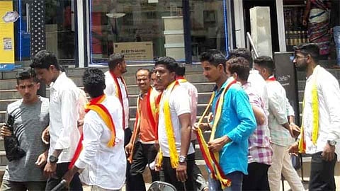 कन्नड भाषेतील फलकांसाठी वेदिकेच्या कार्यकर्त्यांची दादागिरी