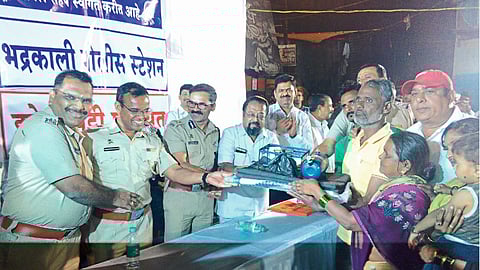 आगीच्या तांडवातील त्या "बेघर' कुटुंबीयांना खाकी वर्दीने दिला हात 
