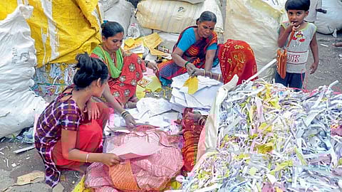 कागदाचे तुकडे - जगण्याचा आधार