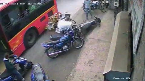भिवंडीत भरधाव बसची हातगाडीला धडक; विचित्र दुर्घटनेत केळीविक्रेता जखमी