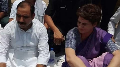 Video :...आणि प्रियांका गांधी रस्त्यावरच बसल्या !