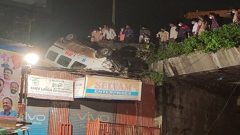चालकाचे नियंत्रण सुटल्याने चेंबूरमध्ये पुलावरून रुग्णवाहिका कोसळली