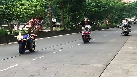 बेफाम दुचाकीस्वाराची मुंबईच्या रस्त्यावर स्टंटगिरी; थोडक्यात वाचला जीव