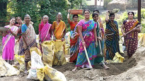 पाली, सिद्धेश्वर गावातील महिलांनी पुढाकार घेवून श्रमदानातून बंधारा बांधला. (छायाचित्र, अमित गवळे)