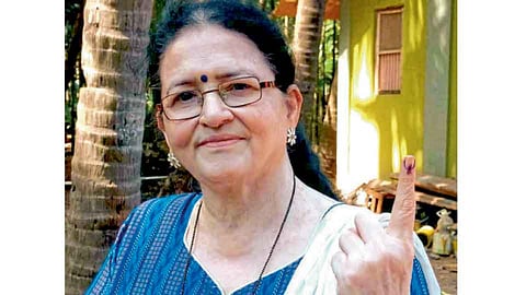 इंदूरहून खास मतदानासाठी त्या आल्या गुहागरला 