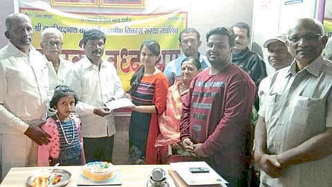 कल्लोळच्या पूजाने एक लाख रुपयांचा पहिला पगार दिला वृद्धाश्रमास